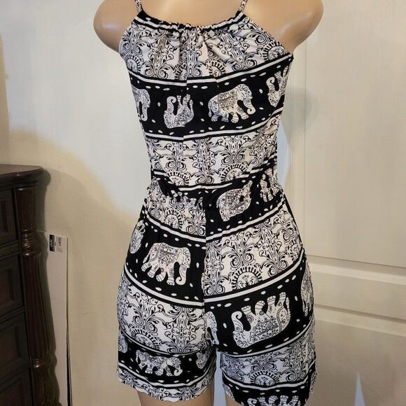 BLACK/WHITE CASUAL ROMPER - Picture 2 of 13